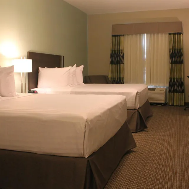 غرفة بسرير كوين بمطبخ صغير، Meridian Inn & Suites 1/5