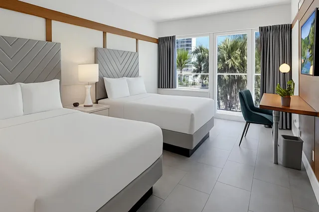 غرفة بريميوم بسريرين كوين، The Garden Hotel and Resort 2/3
