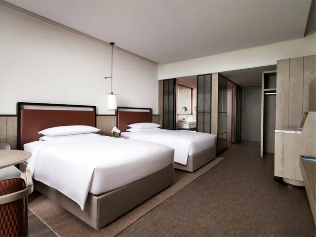غرفة بسريرين مزدوجين بإطلالة على الحديقة بشرفة، Marriott Yalong Bay 4/10