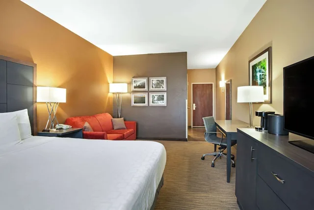 غرفة بسرير كينج، La Quinta Inn & Suites by Wyndham Boone University 1/8