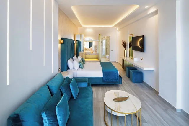 جناح بسرير كوين بحوض استحمام، Aura Suites 2/4