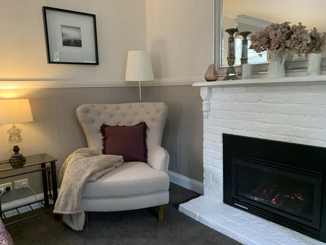 كوخ رومانسي بسرير كوين بإطلالة على الحديقة، Clarendon Cottages 1/2