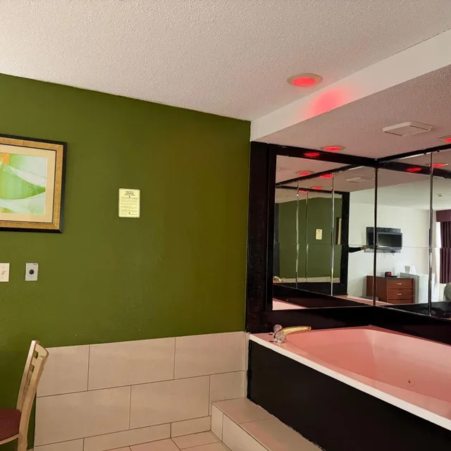 غرفة سوبيريور بسرير كينج، Lafayette Inn & Suites 7/7