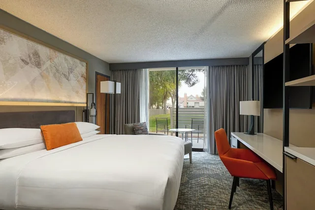 Room, King Bed, Pool View, Patio, El Paso Marriott 2/10