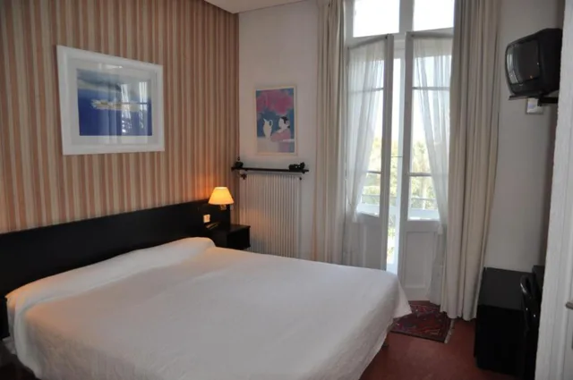 غرفة قياسية بسرير مزدوج بشرفة، Hôtel Des Mimosas 2/7