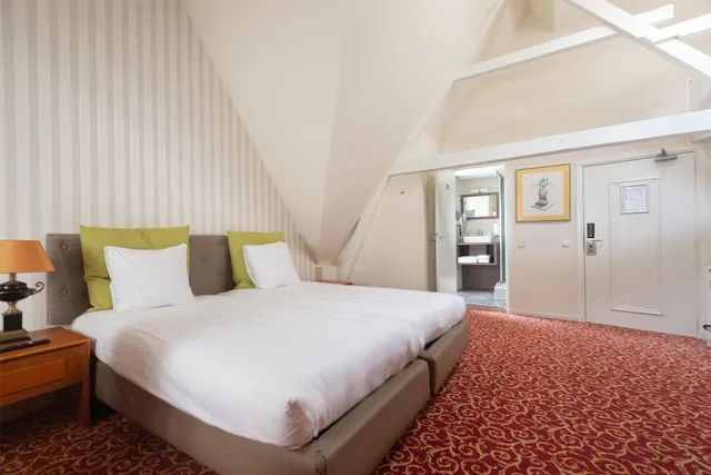 غرفة قياسية بسرير كينج، Grand Museum Hotel, BW Signature Collection 3/9