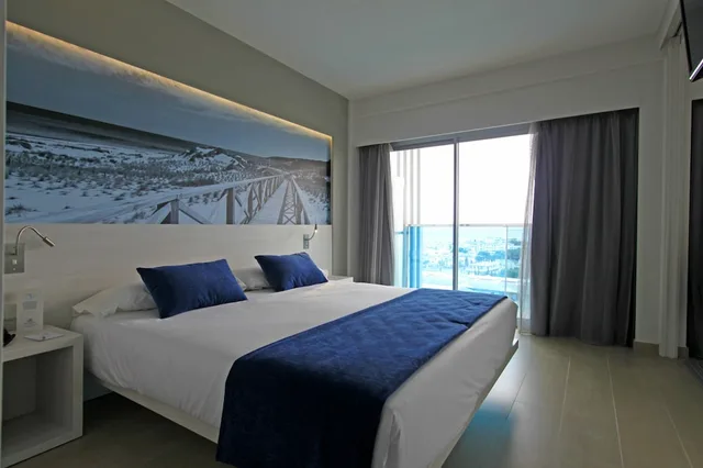 غرفة قياسية بسريرين منفصلين بإطلالة على البحر، BG Tonga Tower Design Hotel and Suites 1/3