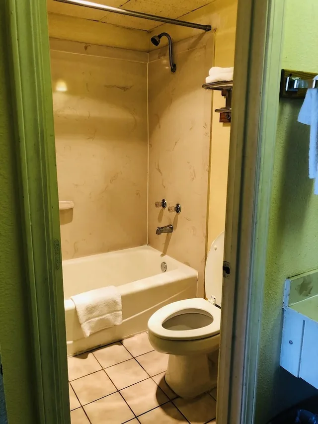 غرفة بسرير مزدوج للمدخنين، Americas Best Value Inn Suites 6/6