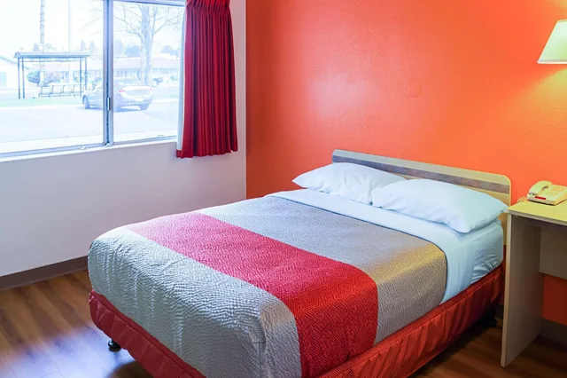 1 Full Bed - ADA/RI Shower/Mini Fridge، Motel6 Porterville, CA 1/4