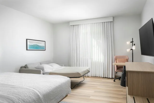 غرفة بسرير كينج مع أريكة، Hampton Inn New Smyrna Beach 1/7