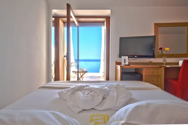 جناح جونيور بسرير كوين وسرير فردي بإطلالة على البحر، GRAND HOTEL SAN PIETRO 2/4