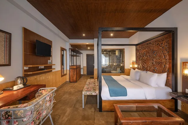 غرفة سوبيريور بسرير كينج بإطلالة على الجبل بشرفة، Echor Himalayan Heights Luxe Manali 1/10