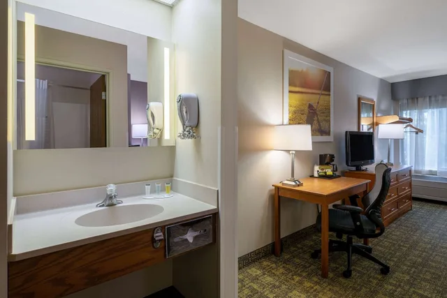 جناح ديلوكس بسرير كينج، Days Inn & Suites by Wyndham Madison 8/10