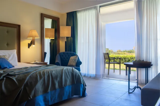 غرفة ديلوكس بسريرين منفصلين بإطلالة على الحديقة مع أريكة، Giannoulis Cavo Spada Luxury Sports and Leisure Resort 1/4