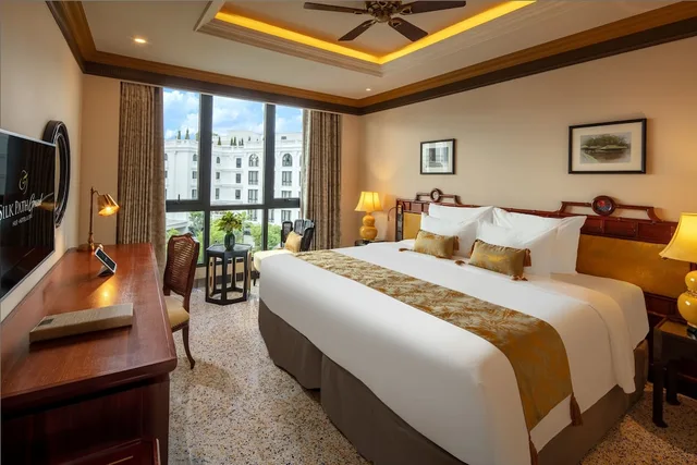 غرفة بريميوم بسرير كينج بإطلالة على النهر، Silk Path Grand Hue Hotel 5/7