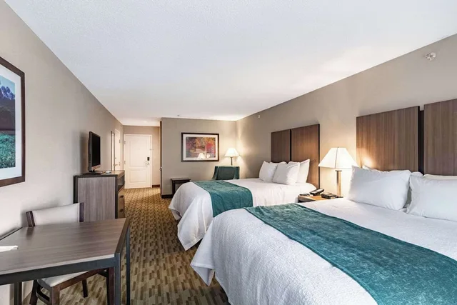 غرفة بسريرين كوين لذوي الإعاقة، Riverview Inn & Suites, Ascend Hotel Collection 1/9