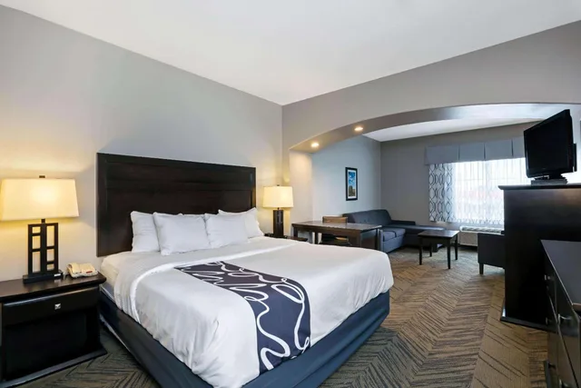 غرفة ديلوكس بسرير كينج بحوض استحمام لذوي الإعاقة، La Quinta Inn & Suites by Wyndham-Brookshire-West Katy 5/7