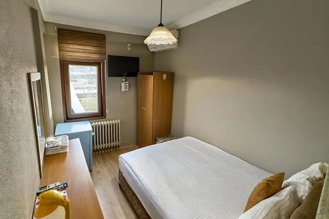 غرفة مفردة، Biter Hotel 3/11