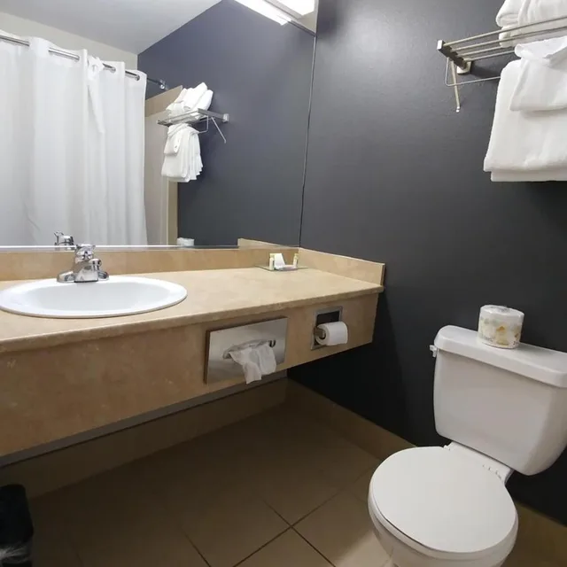 غرفة سوبيريور بسرير كينج وسريرين كوين، Super 8 By Wyndham Quebec City 6/10
