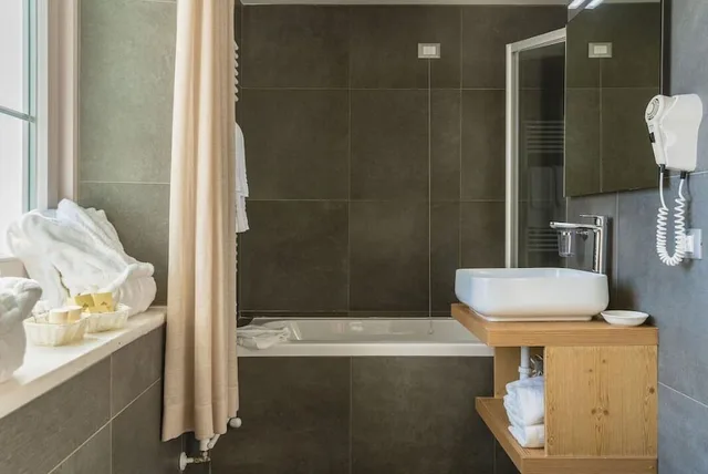غرفة سوبيريور بسرير كينج بإطلالة على الجبل بشرفة، PARC HOTEL VICTORIA CORTINA 4/7