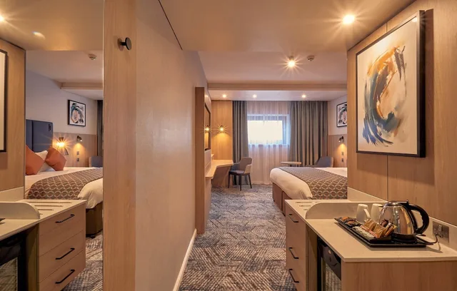 Standard, Twin Beds, Accessible, Crowne Plaza Reading East, An IHG hotel 2/2