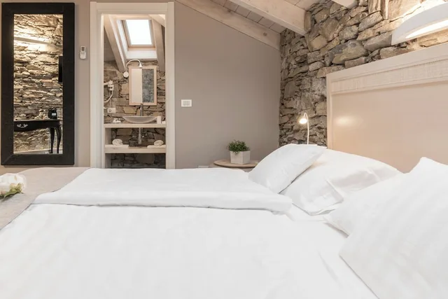 غرفة بريميوم بسرير كينج بإطلالة على البحيرة، Relais Villa Porta 10/10
