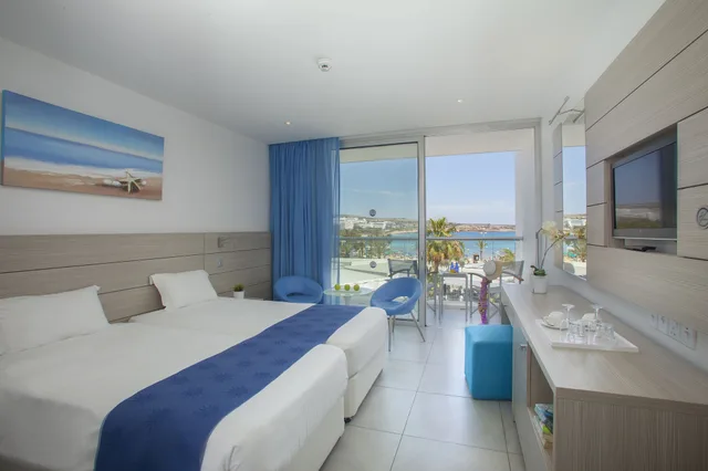 غرفة ديلوكس بسرير مزدوج بإطلالة على البحر، Limanaki Beach Hotel & Suites 1/4
