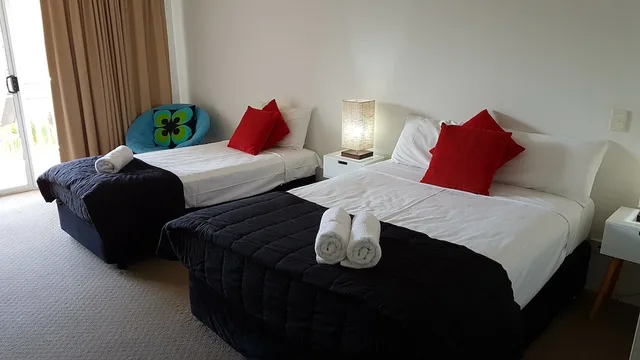 غرفة ثلاثية، Outrigger Resort 1/9