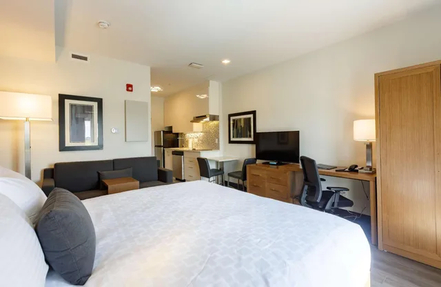 غرفة بسرير كينج يُسمح فيها بالحيوانات الأليفة، Executive Residency By Best Western Calgary City View North 3/6