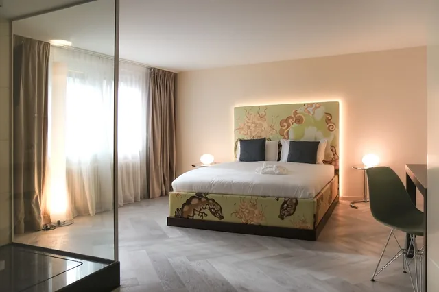 Senior, Central, Studio, Double Bed, Balcony, Kitchenette, Fleming S 1/3