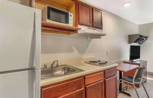 غرفة بسرير كوين لغير المدخنين بمطبخ، Studio 6 Extended Stay Little Rock Southwest AR 10/10