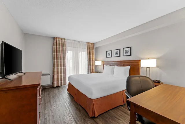 غرفة بسرير كينج لذوي الإعاقة، Travelodge Suites by Wyndham Regina / Eastgate Bay 4/8