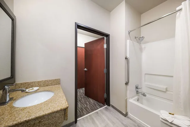 جناح بسريرين كوين مع أريكة بحوض استحمام لذوي الإعاقة، Best Western Plus Lake Dallas Inn & Suites 3/3