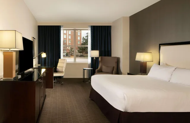 Deluxe, Double Bed, Hilton Alexandria Old Town 2/2