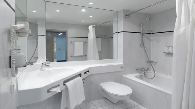 Standard, Queen Bed, Bath and Shower، Holiday Inn Stuttgart 3/3