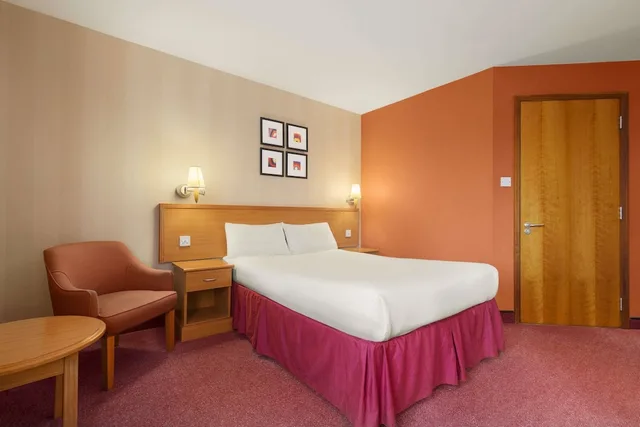 Room, Double Bed, Accessible, Days Inn by Wyndham Stevenage North 1/3