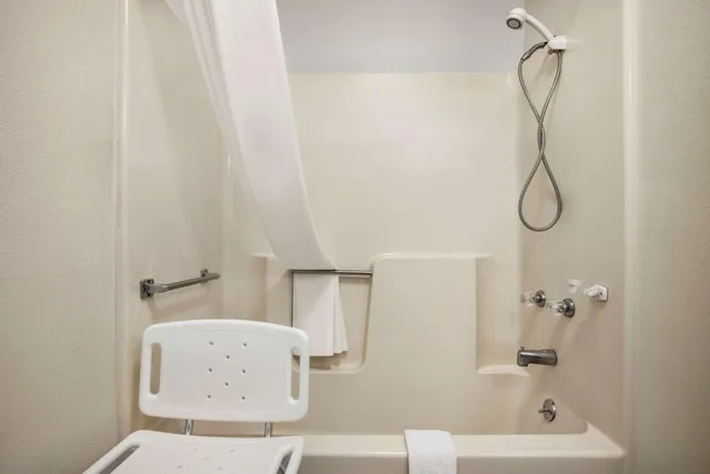 Deluxe, Suite, Accessible, Super 8 By Wyndham Concordia 3/3