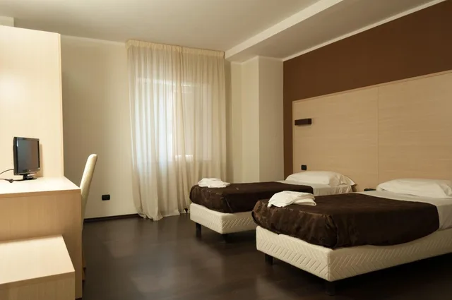 غرفة بسريرين منفصلين بحمام خاص، Hotel Sogni D Oro Airport Formerly Hotel Morgan 2/10