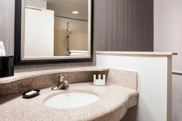 غرفة بسريرين كوين بشرفة، Courtyard By Marriott Columbia Missouri 2/4
