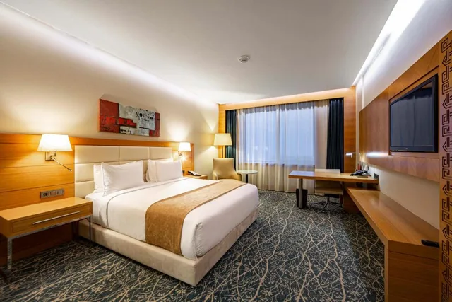 غرفة بسرير مزدوج بإطلالة للمدخنين، Holiday Inn Baku 1/4