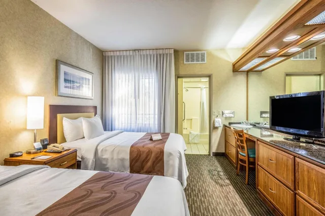 جناح بسريرين مزدوجين بإطلالة على المسبح، Quality Suites Downtown San Luis Obispo CA 4/7