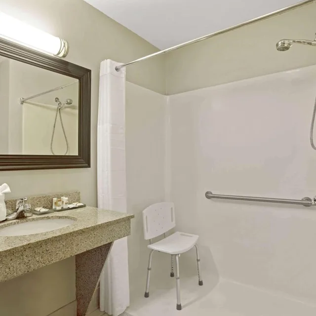غرفة ديلوكس بسرير كينج بحوض استحمام لذوي الإعاقة، La Quinta by Wyndham PCB Coastal Palms 3/3