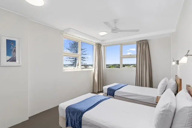 شقة ديلوكس بسرير كوين وسريرين منفصلين بإطلالة على البحر بغرفتي نوم، 84 The Spit Holiday Apartments 2/10