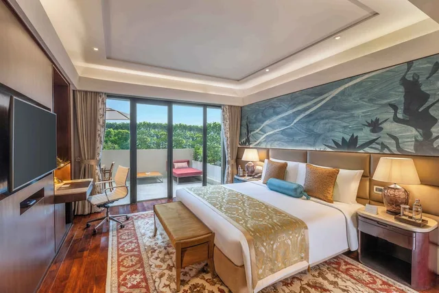 Diplomat, Suite, King Bed, Park View, Balcony، The Leela Ambience Convention Hotel Delhi 1/3