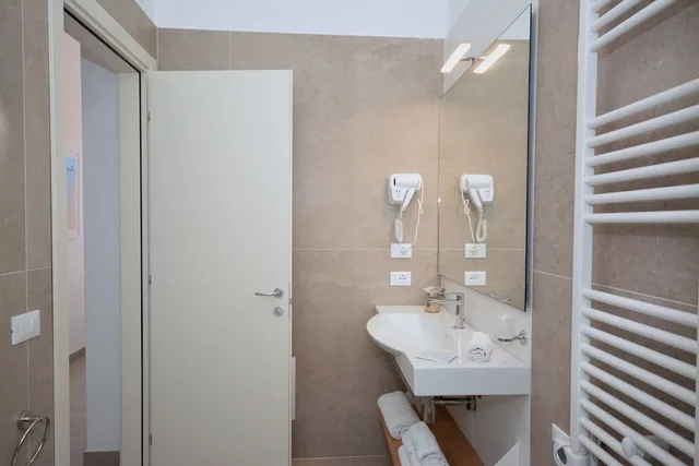 غرفة قياسية ثلاثية بسرير كوين وسرير فردي، Hotel Miramare 7/7