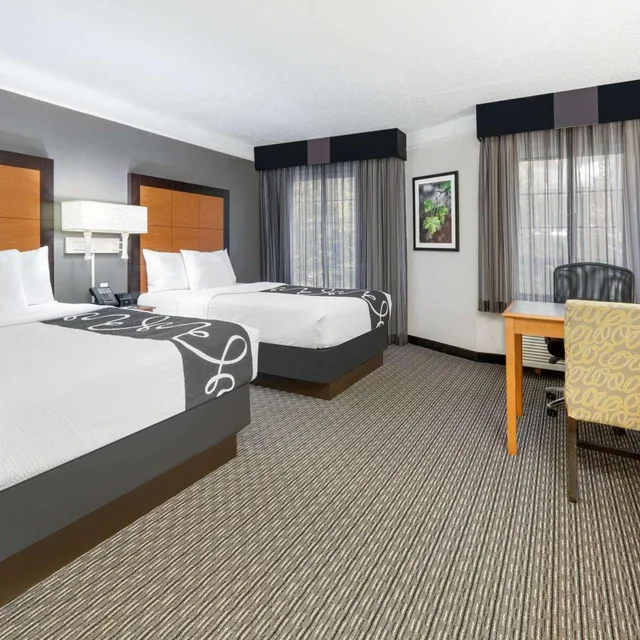 غرفة بسريرين مزدوجين بحوض استحمام لذوي الإعاقة، La Quinta Inn & Suites by Wyndham Dallas - Addison Galleria 2/9