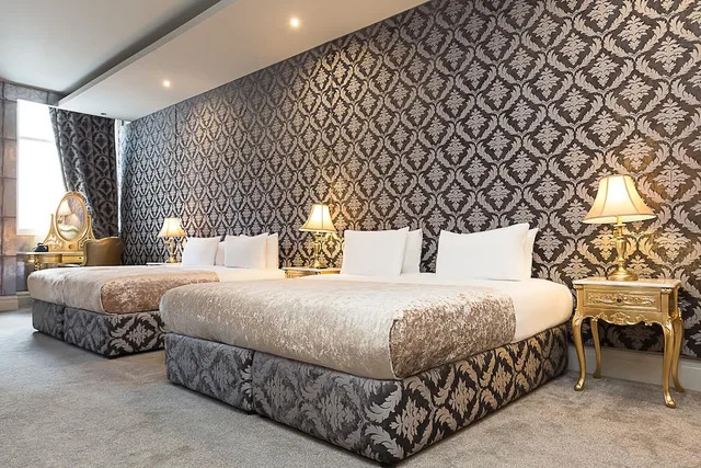 Cave, 8 Double Beds، The Dixie Dean Hotel 1/7
