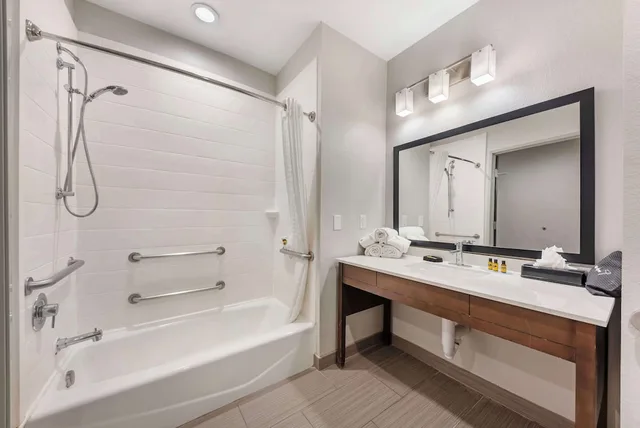 غرفة قياسية بسريرين كوين لذوي الإعاقة، Best Western Plus Buda Austin Inn and Suites 6/7