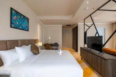 غرفة بريميير بسرير كوين بشرفة، La Vela Hue Hotel 1/2