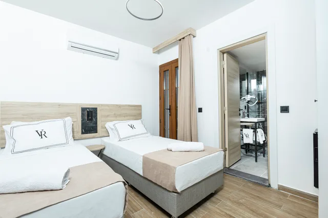 غرفة قياسية بسريرين منفصلين، Dasis Hotel & Suites 1/2